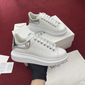 Alexander Mcqueen. McQueen's classic versatile white sneakers
